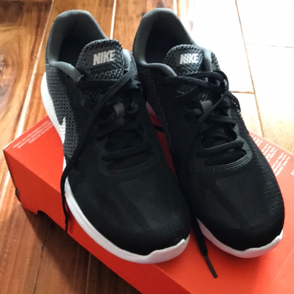 Nike Mens 7.5 Black & Dark Grey Revolution-3 —Last pair! - Picture 4 of 8